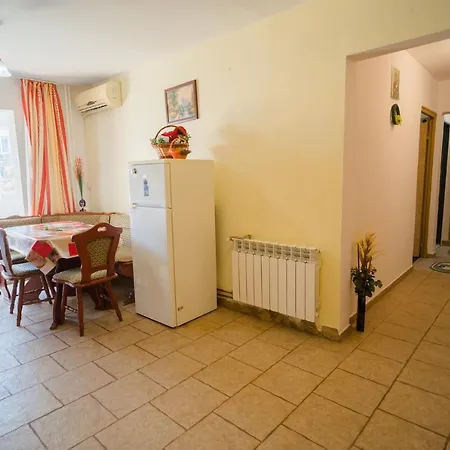 Rustic & Spacious 3br Apartment