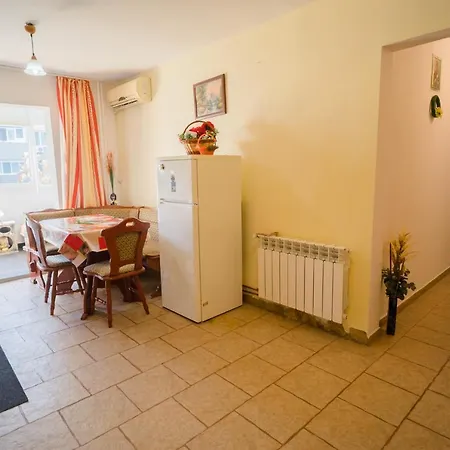 Rustic & Spacious 3br Bucharest